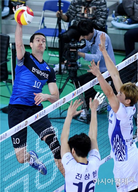 [포토]현대캐피탈 톤, '위력적인 오픈 공격'