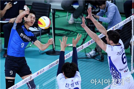 [포토]스퍼이크 공격하는 박주형