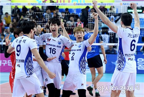 [포토]환호하는 대한항공, '짜릿한 1-2위 맞대결 승리'