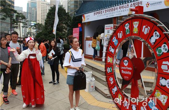 지난해 진행된 롯데백화점의 국경절 행사에 중국인 고객들이 참여하고있다. 