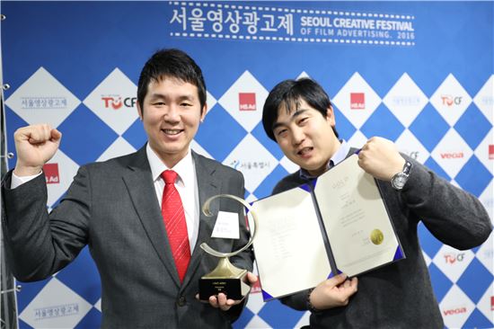 홍광석 오로나민C BM(우측)과 장주호 오로나민C ABM이 서울영상광고제서 금상을 수상한 뒤 기념촬영을 하고 있다.