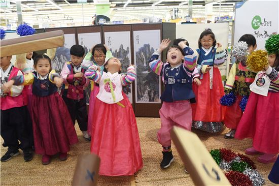 18일 서울 서초구 농협하나로마트 양재점에서 설을 맞아 어린이 초청 우리농축산물로 차례상 차리기 행사 및 전통놀이 체험 행사가 진행되고 있다. 