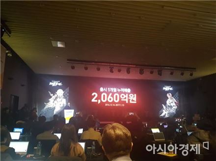 '리니지2 레볼루션' 한 달 매출 2000억…최고치 또 갈아치웠다