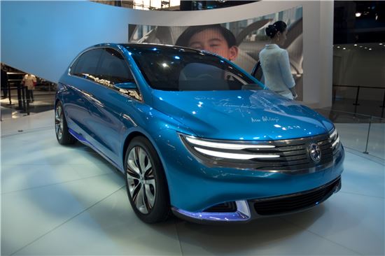 BYD(比亞迪)와 다임러의 합작사가 생산하는 중국 내 전기차 브랜드 '덴자(騰勢)'는 2012년 4월 27일(현지시간) 베이징모터쇼(北京國際車展)를 통해 공개됐다(사진=블룸버그뉴스).