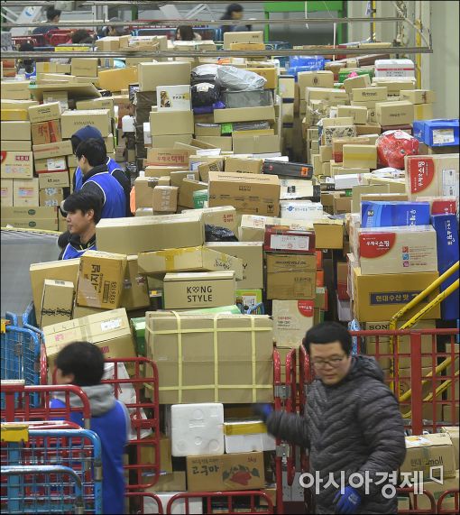 [포토]분주한 우체국 택배 직원들