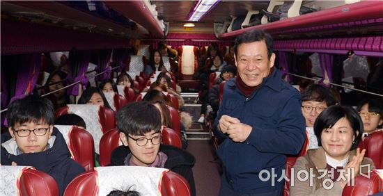윤장현 광주시장, 18세 선거권 보장 위한 국민대회 참가자 환송