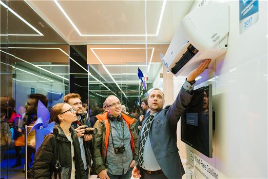 18일(현지시간) 이태리 밀라노에서 열린 삼성전자 무풍에어컨 유럽 론칭 행사에 참석한 현지 미디어와 거래선들이 무풍에어컨 제품을 체험하고 있다.