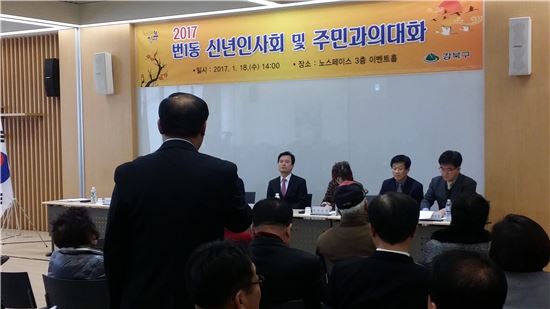박겸수 강북구청장이 주민의 목소리를 듣고 있다.