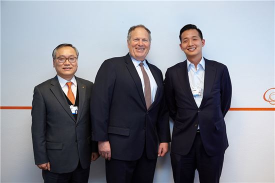 김승연 한화 회장 아들 김동관·김동원, 다보스서 신성장동력 찾다 