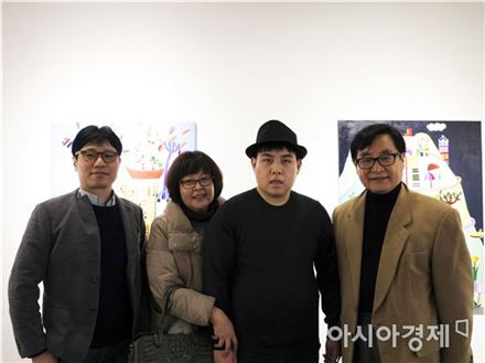 사진 왼쪽부터 안윤모 작가, 어머니 이길주 씨, 계인호 작가, 아버지 계광열 씨 [사진=갤러리일호 제공]