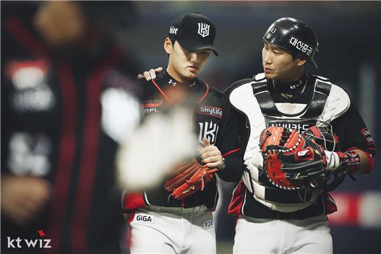 이해창(오른쪽)과 주권 [사진= kt위즈 제공]