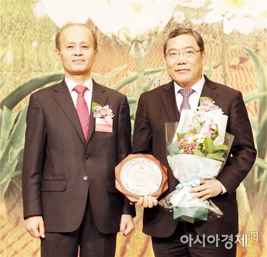 전남대학교병원 윤택림 병원장(오른쪽)이 19일 매경닷컴 주최 ‘대한민국 최고의 경영대상’을 수상하고 기념촬영을 하고있다.