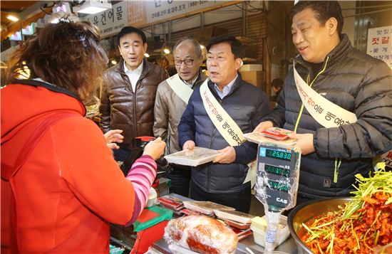 중기중앙회, '수유시장' 1000만원 장보기 행사