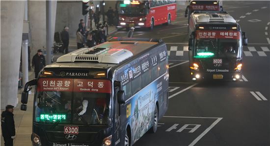 서울시내와 인천공항 사이를 운행하는 공항버스 (사진=연합뉴스)