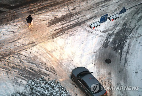 전국 '눈 폭탄'…'대한' 강추위에 얼어붙은 출근길 대란