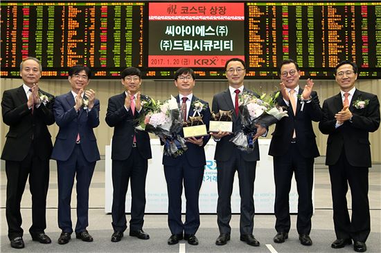 정운수 한국거래소 코스닥시장 본부장보(왼쪽 3번째부터), 김수하 씨아이에스 대표, 범진규 드림시큐리티 대표 등은 20일 열린 씨아이에스 및 보안소프트웨어 개발 및 공급업체인 드림시큐리티의  코스닥시장 신규상장기념식 후 기념촬영을 하고 있다. 


