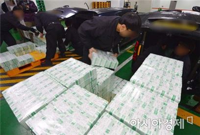 지난 20일 오전 서울 중구 한국은행 본점에서 관계자들이 각 금융기관에 공급할 설 자금을 이송차량으로 옮기고 있다.