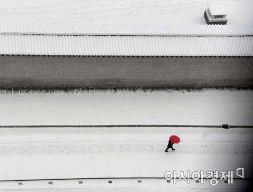 [포토]새하얀 눈길 위 빨간 우산 