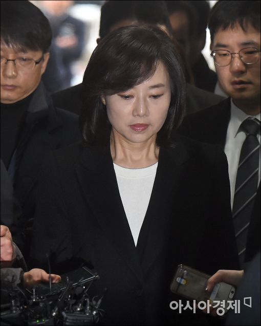 문체부 직원들, 조윤선 장관에 "사퇴하세요"