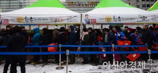 [포토]저렴한 한우에 길게 줄 선 시민들 