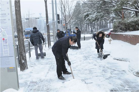 [포토] 양천구청 직원들의 제설 작업 