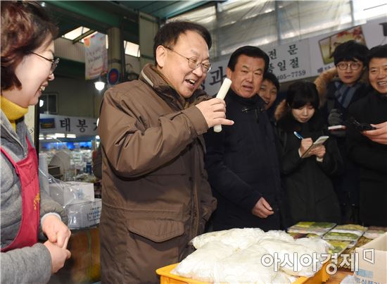 유일호 경제부총리 겸 기획재정부 장관이 20일 공주산성시장을 방문해 온누리상품권으로 물품을 구매하고 있다.