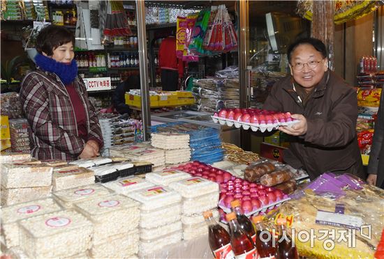 유일호 경제부총리 겸 기획재정부 장관이 20일 공주산성시장을 방문해 온누리상품권으로 물품을 구매하고 있다.