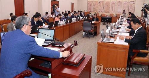 '국정교과서 금지법' 역지사지된 새누리당…2년새 뒤바뀐 여야