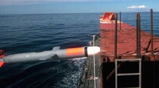 미사일 시험에서 이동하고 있는 함정을 정확히 타격하고 있는 토마호크 미사일