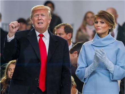20일(현지시간) 취임한 도널드 트럼프 미국 대통령이 부인 멜라니아 여사와 함께 지지자들 앞에서 인사하고 있다. 워싱턴DC(미국)=EPA연합