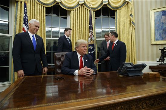 [트럼프 취임]첫 공식업무는 '오바마 케어 폐지'