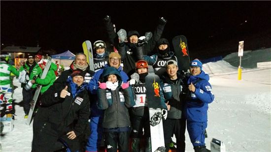 스노보드 대표팀이 21일 이탈리아 라 비그노에서 열린 국제스키연맹(FIS) 유로파컵 평행대회전 대회에서 은메달 하나, 동메달 두 개를 딴 후 단체사진을 찍고 있다 [사진= 대한스키협회 제공]