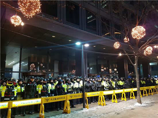 21일 오후 서울 광화문광장에서 열린 13차 촛불집회 직후 참가자의 행진이 예고된 가운데 종로1가 SK 본사 앞에 경찰병력이 배치돼 있다.