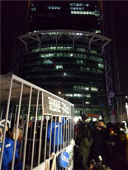 21일 오후 서울 광화문광장에서 열린 13차 촛불집회 직후 참가자들이 박근혜 대통령과 재벌총수들의 구속을 요구하는 퍼포먼스를 벌이고 있다.