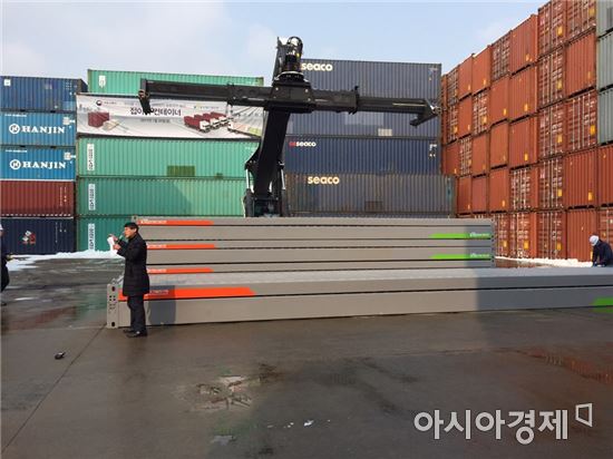 ▲ 4분의 1 크기로 줄어드는 접이식 컨테이너는 기존 트럭 4대로 옮겨야 할 물량을 1대의 트럭으로도 옮길 수 있다. 또 공간을 효율적으로 사용할 수 있어 항만과 컨테이너 야드의 보관공간을 해결하고, 화물 운송 차량으로 인한 교통혼잡도 해소할 수 있다. 