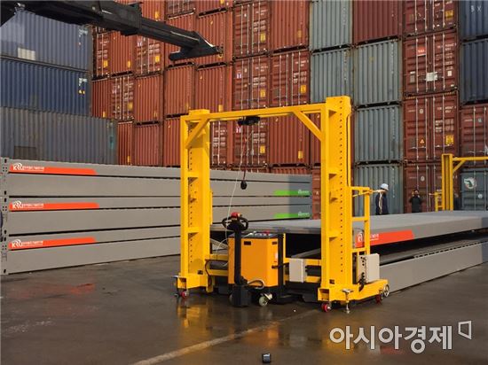 ▲ 4분의 1크기로 줄어든 접이식 컨테이너. 4개를 이으면 기존 컨테이너 1개와 같은 크기가 된다. 