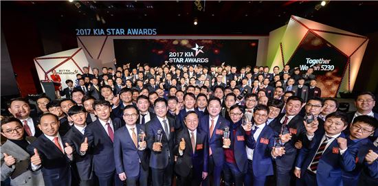 지난 20일 워커힐 호텔에서 열린 '2017 기아 스타 어워즈' 행사에서 2016년 판매 우수 직원들이 포즈를 취하고 있다.
