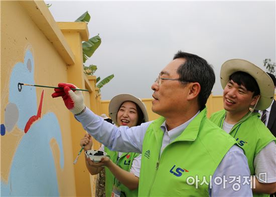 구자열 회장, 베트남서 벽화 그리기 등 봉사활동 