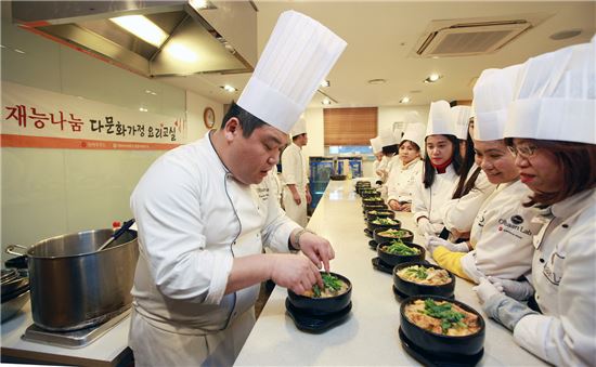 중국, 필리핀, 키르키스스탄 등 3개국 30여명의 다문화 가족이 요리를 배우고 있는 모습.  