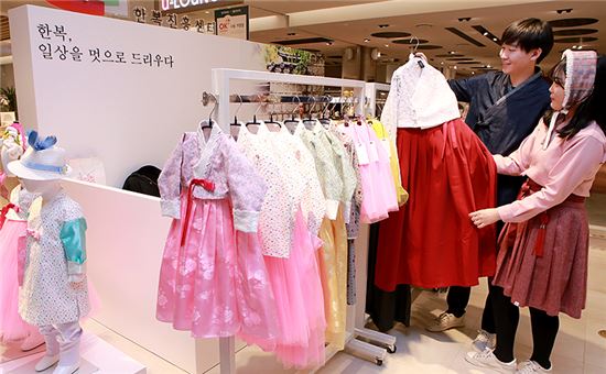 22일 오전 현대백화점 판교점 4층 '한복, 일상을 멋으로 드리우다' 매장에서 모델들이 다양한 한복을 선보이고 있다.