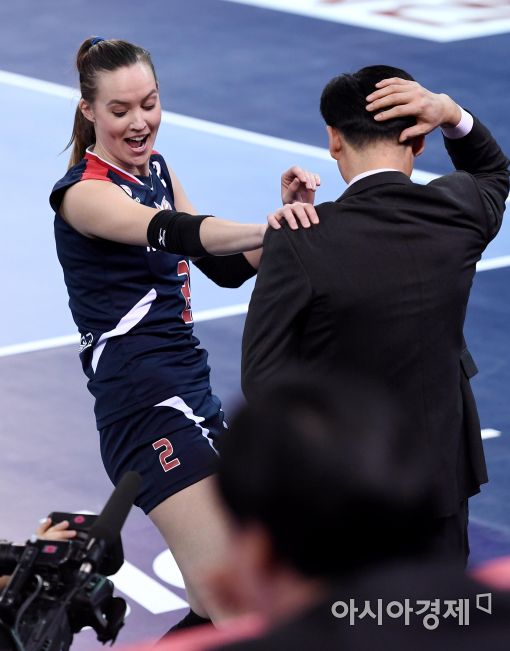 [포토]알레나, '서남원 감독과 댄스 세리머니'