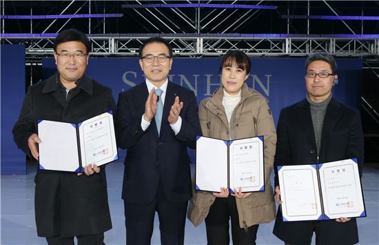 조용병 신한은행장 "나이·국경 초월한 성과주의 문화 확립"