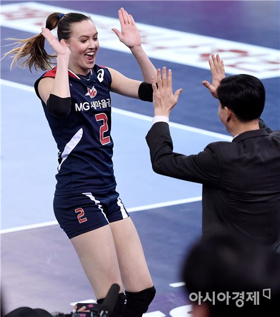 [포토]알레나, '서남원 감독과 하이파이브'