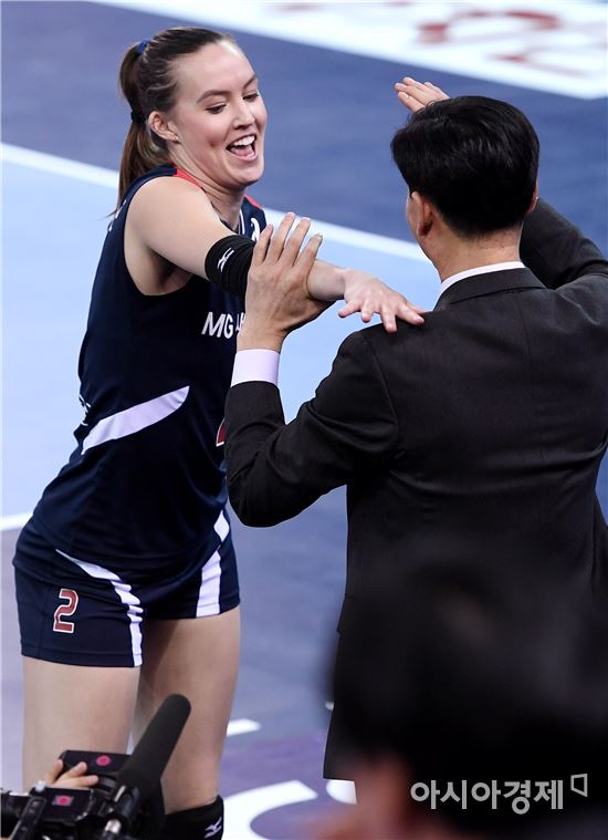 [포토]알레나 '감독님, 우리 함께 춤 춰요'