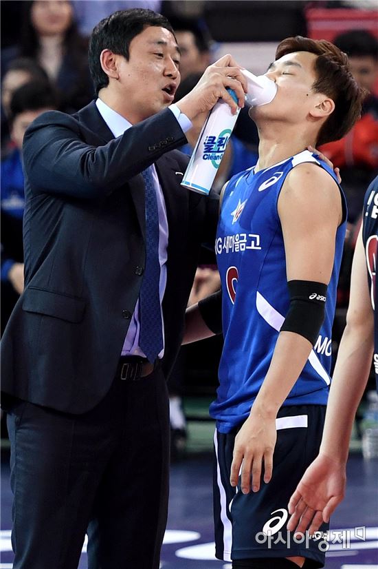 [포토]최태웅 감독, '정민수에겐 산소가 필요해'