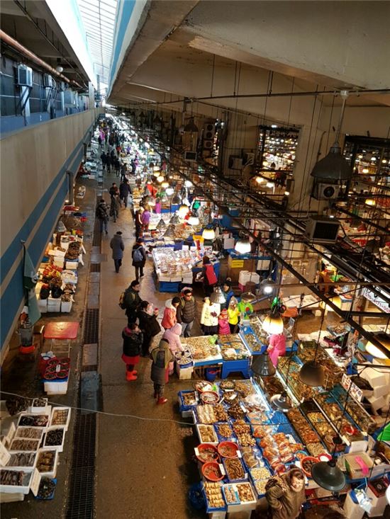 [르포-사라진 설 특수⑥]불황에 한파까지…요우커까지 '뚝' 끊긴 노량진 수산시장