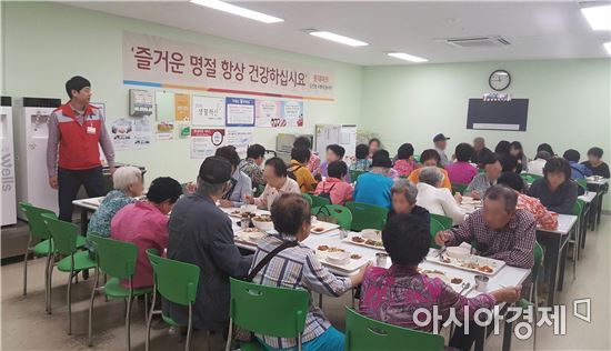 롯데마트 샤롯데 봉사단, 설 명절 독거노인 점심 제공