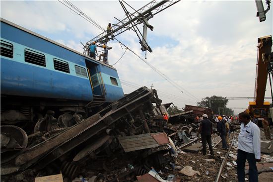 [포토]인도서 열차 탈선…아수라장된 사고 현장