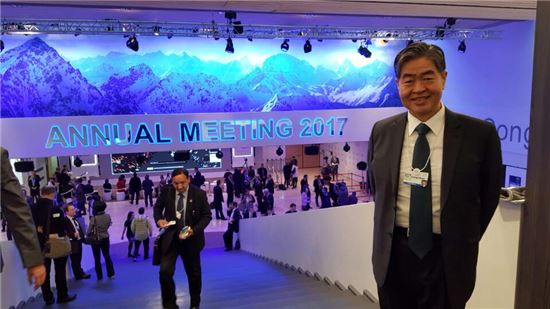 김영훈 대성그룹 회장(오른쪽)이 스위스 다보스에서 열린 '세계경제포럼(다보스포럼)'에 참석해 세계 각국 관계자들과의 미팅을 앞두고 기념촬영을 하고 있다. 