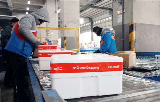 NS홈쇼핑, 설배송 대목 택배기사에 명절선물 전달   